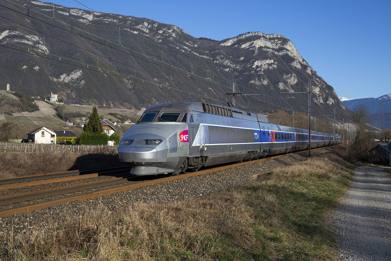 Train france. Французский поезд TGV. SNCF Франция железная дорога. Скоростной поезд TGV Франция. Французские скоростные поезда TGV.