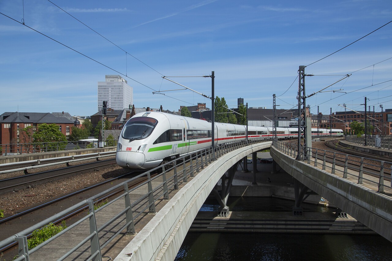 411-061-of-db-at-berlin-hauptbahnhof