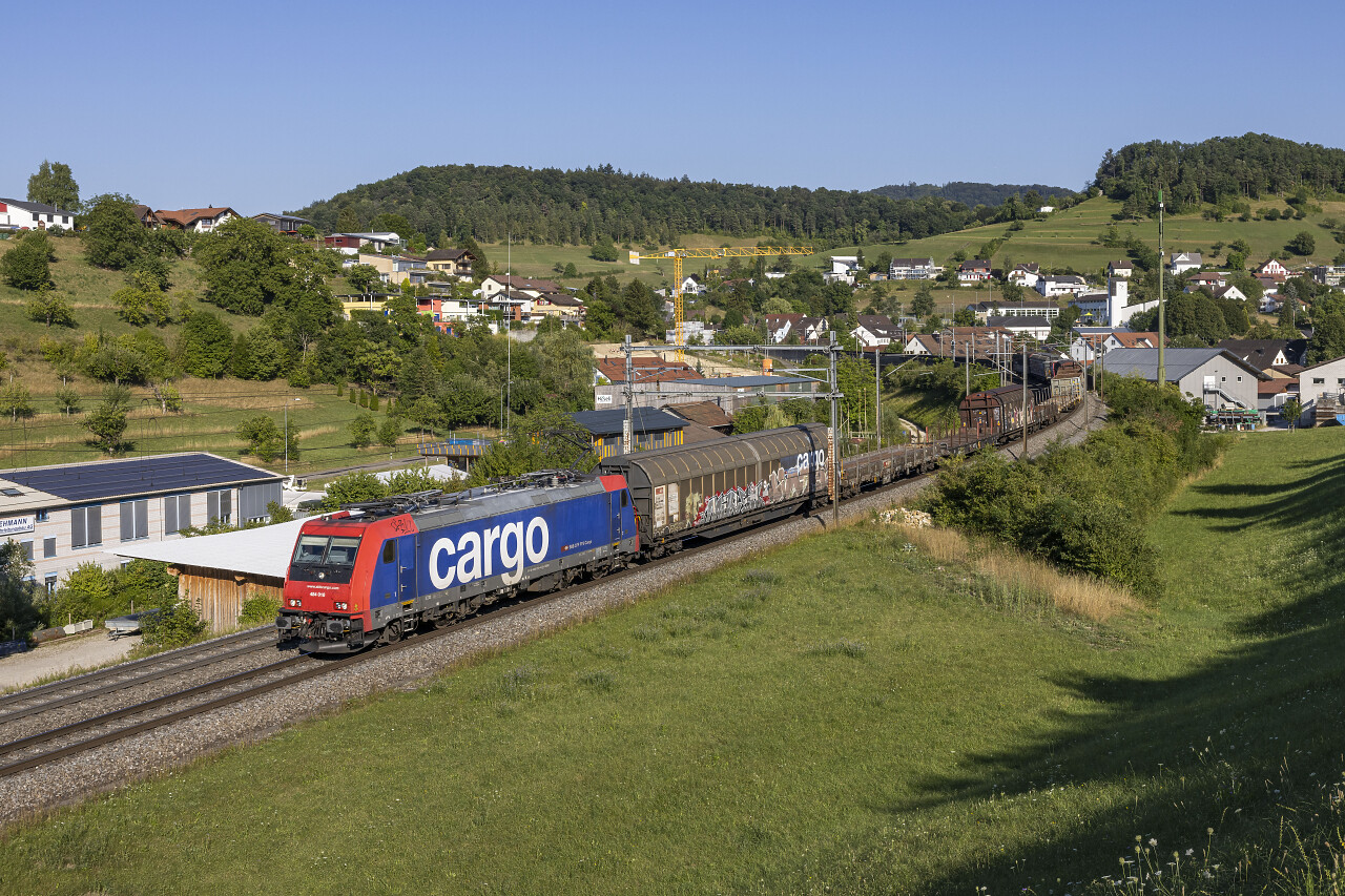 Re 484 010 of SBB between Zeihen and Hornussen