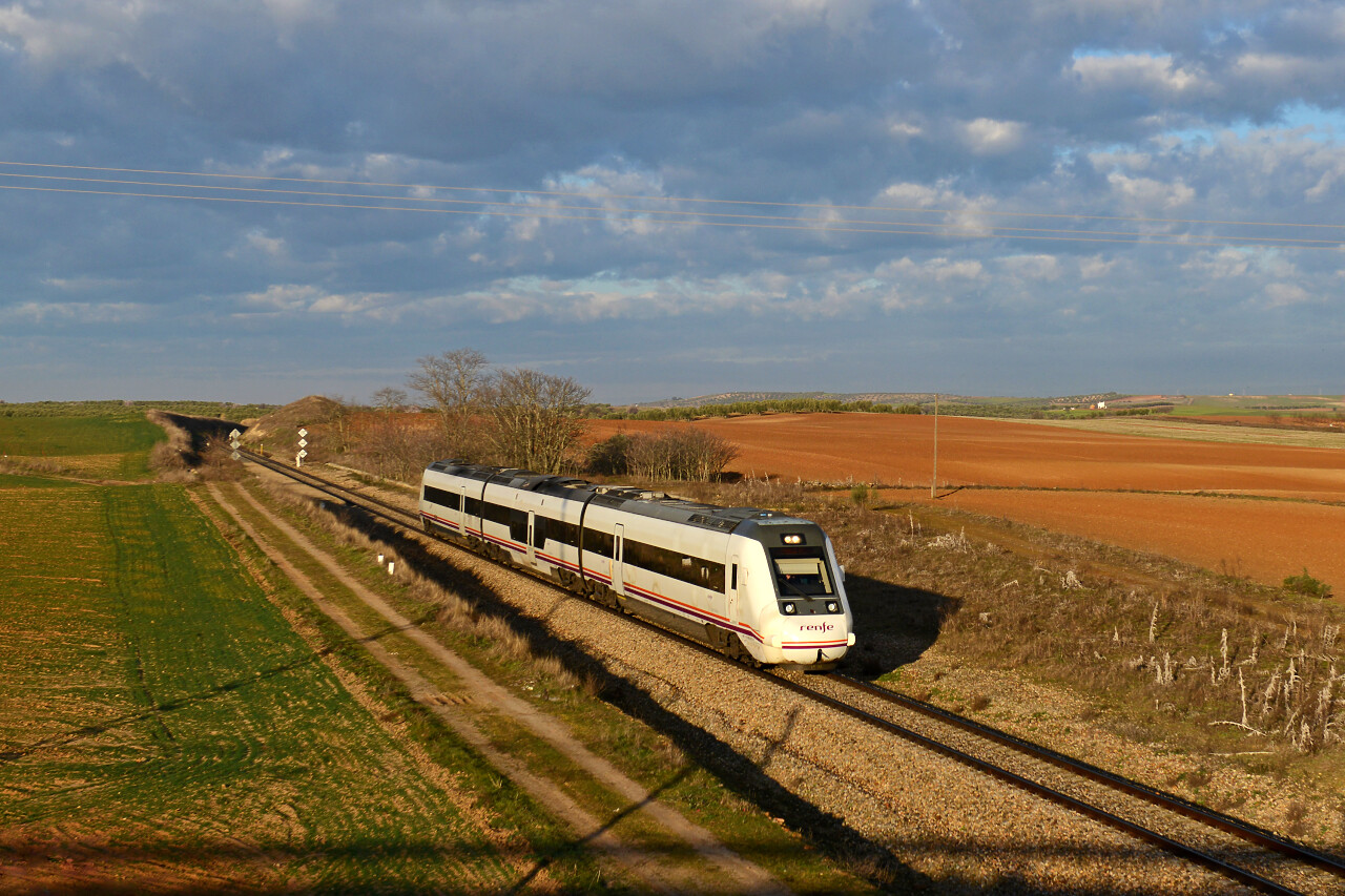 599 037 der RENFE zwischen Montearagón und Erustes