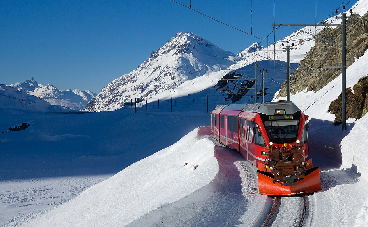 ABe 8/12 "Allegra" der RhB zwischen Ospizio Bernina und