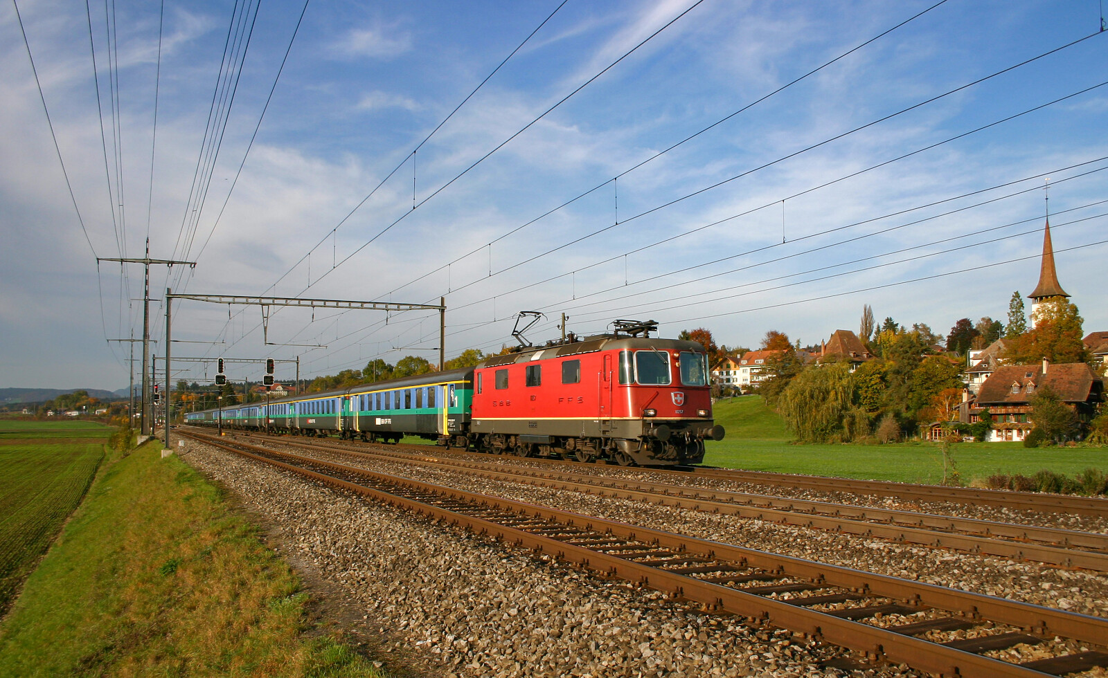 Re 4/4 II 11257 der SBB in Münsingen