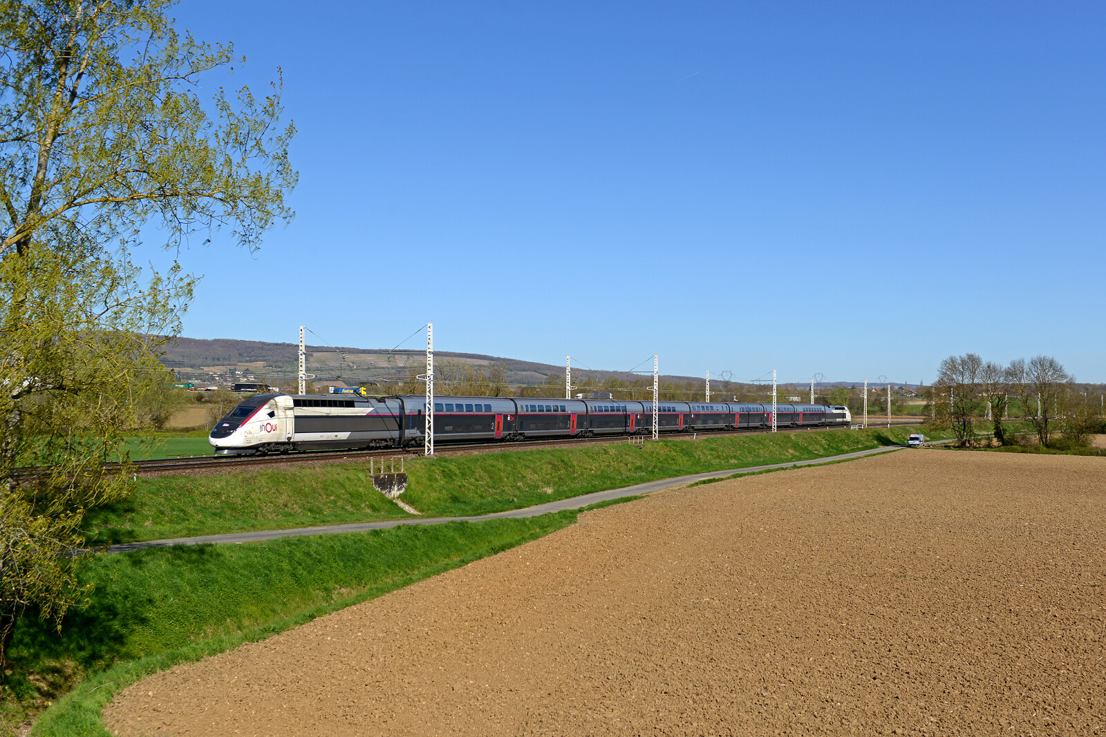 TGV Euroduplex (2N2) 4703 der SNCF (Société Nationale des Chemins de fer Français) zwischen Fleurville und Seonzan, Frankreich