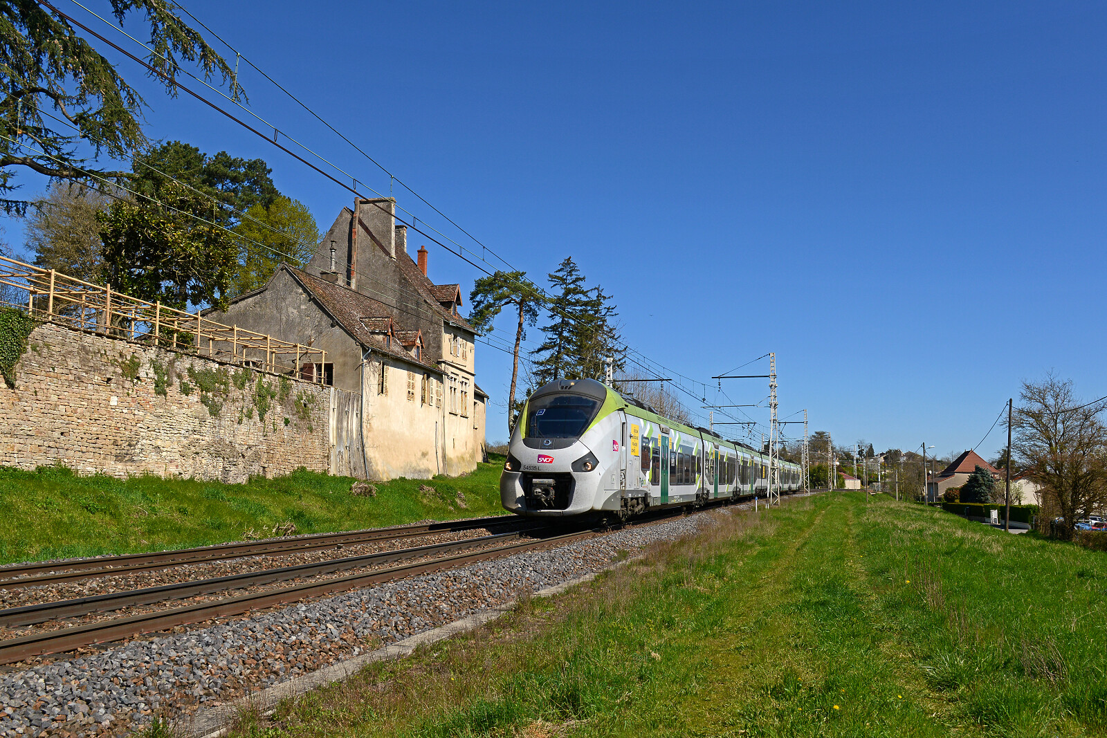 Z 54335 der SNCF (Société Nationale des Chemins de fer Français) zwischen Fleurville und Seonzan, Frankreich