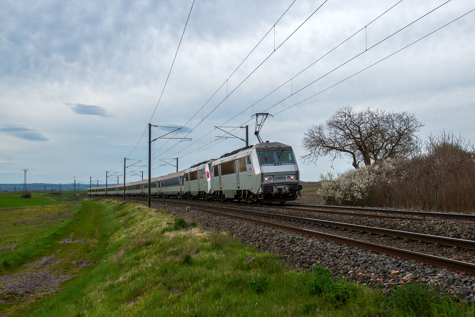 BB 26004 der SNCF (Société Nationale des Chemins de fer Français) zwischen Riom und Randan, Frankreich