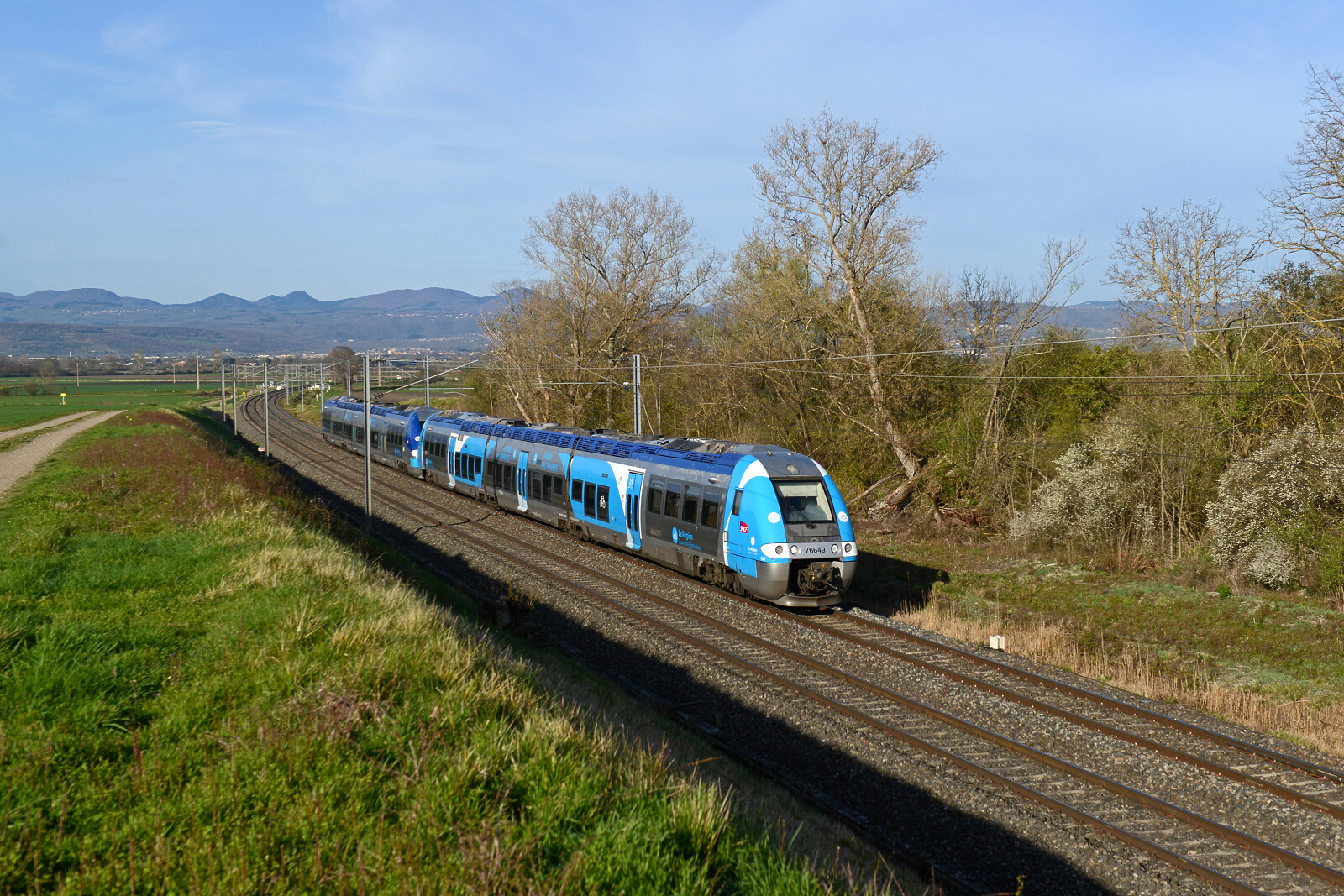 X 76649 der SNCF (Société Nationale des Chemins de fer Français) zwischen Riom und Randan, Frankreich