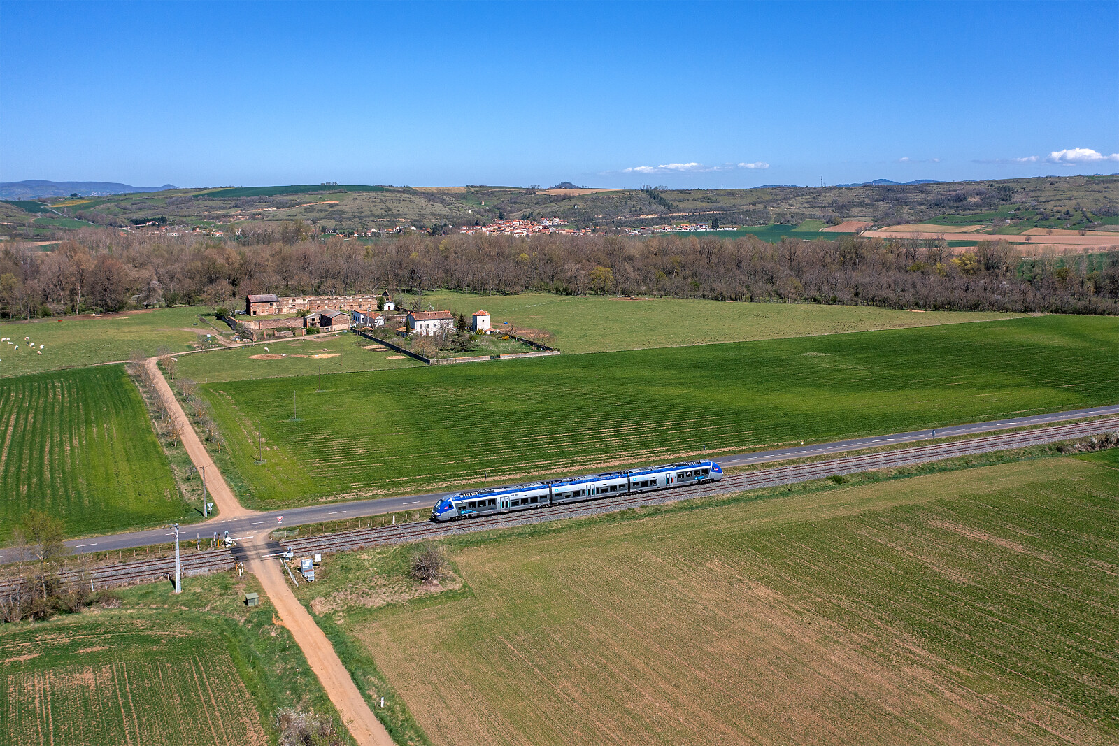 X 76831 der SNCF (Société Nationale des Chemins de fer Français) zwischen Le Breuil-sur-Couze und Brassac les Mines Saint Florine, Frankreich