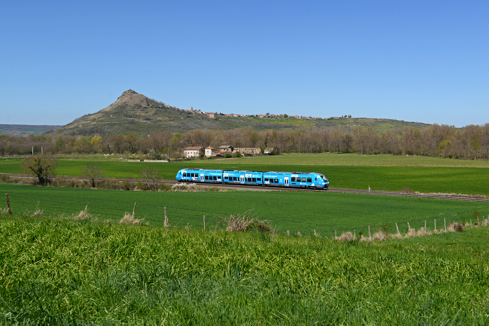 X 76767 der SNCF (Société Nationale des Chemins de fer Français) zwischen Le Breuil-sur-Couze und Brassac les Mines Saint Florine, Frankreich