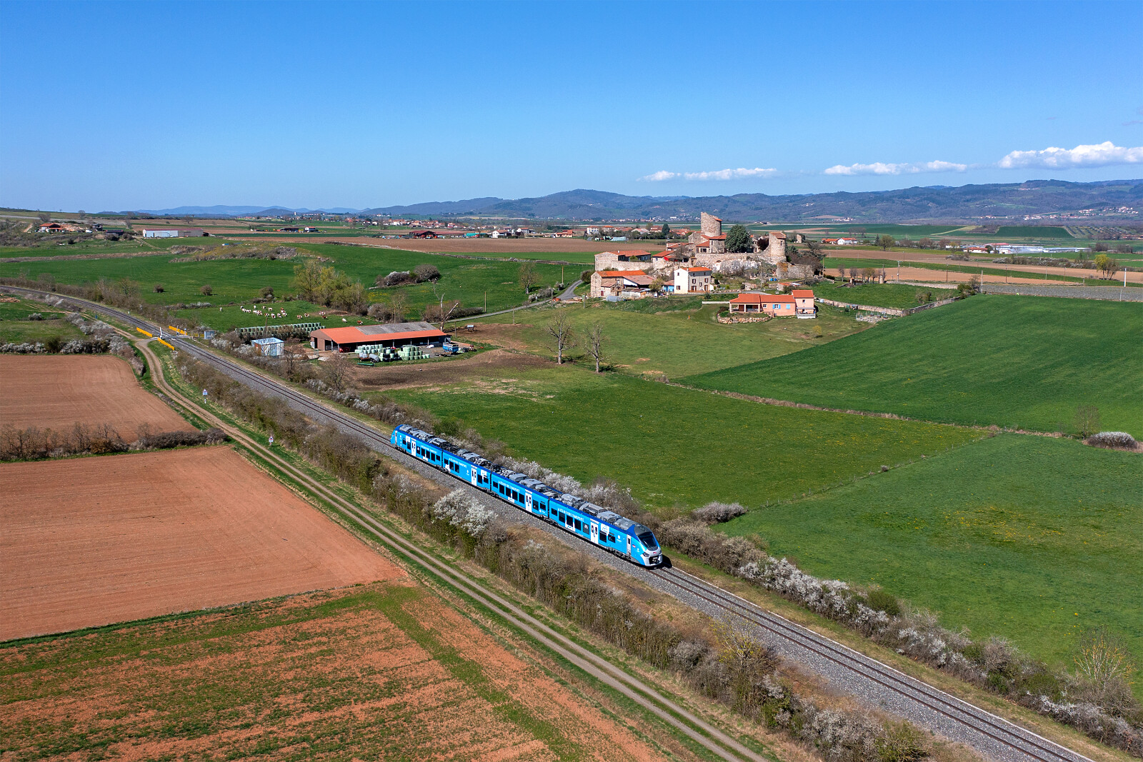 B 84623 der SNCF (Société Nationale des Chemins de fer Français) zwischen Arvant und Brioude, Frankreich