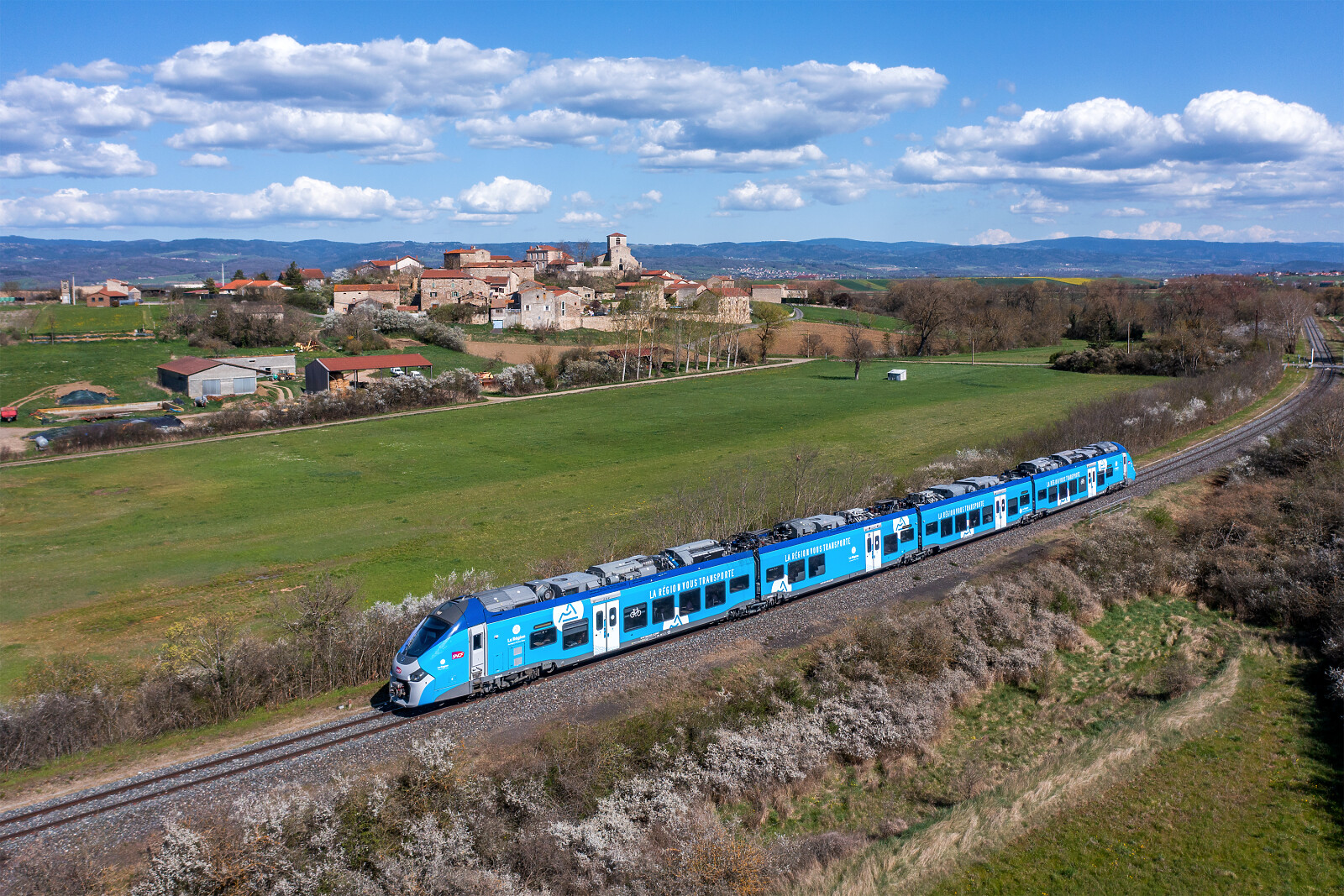 B 84623 der SNCF (Société Nationale des Chemins de fer Français) zwischen Brioude und Arvant, Frankreich