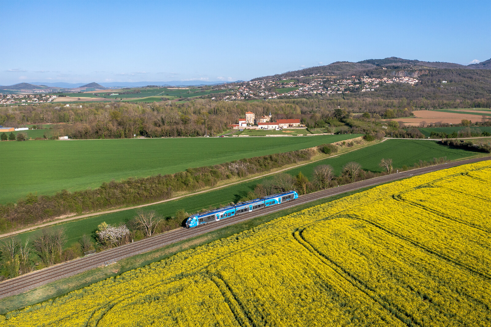 X 76664 der SNCF (Société Nationale des Chemins de fer Français) zwischen Le Cendre Orcet und Les Martres-de-Veyre, Frankreich
