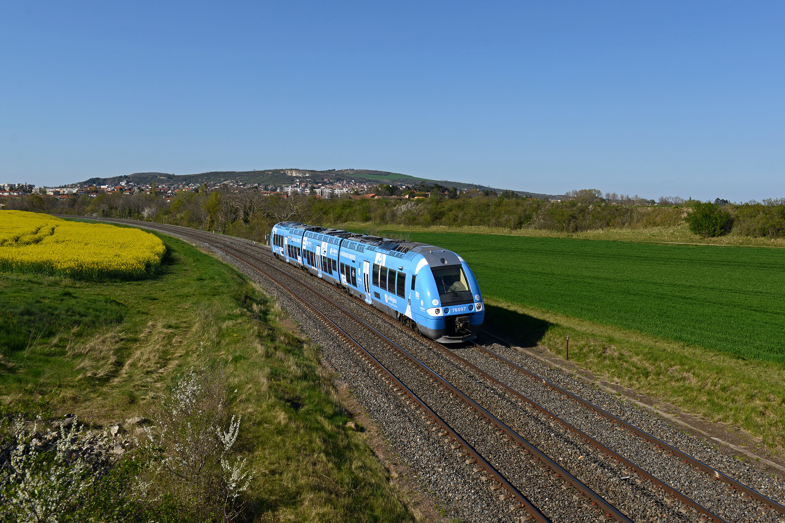 X 76507 der SNCF (Société Nationale des Chemins de fer Français) zwischen Le Cendre Orcet und Les Martres-de-Veyre, Frankreich