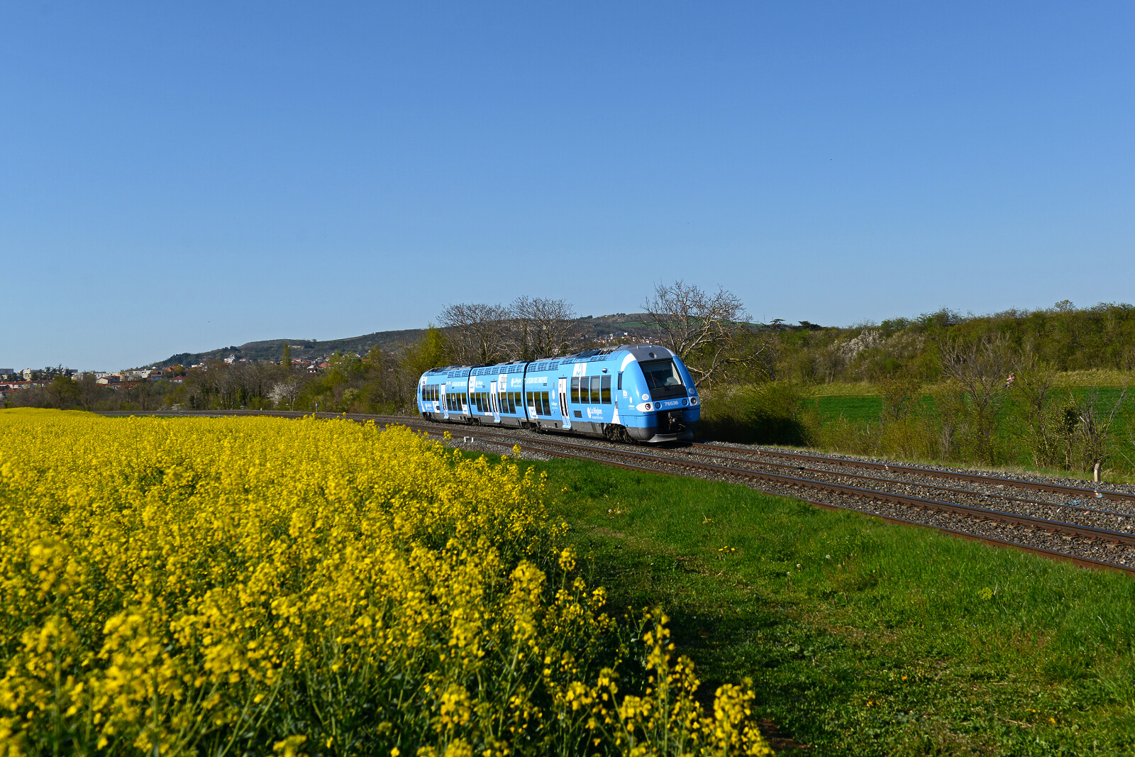 X 76536 der SNCF (Société Nationale des Chemins de fer Français) zwischen Le Cendre Orcet und Les Martres-de-Veyre, Frankreich