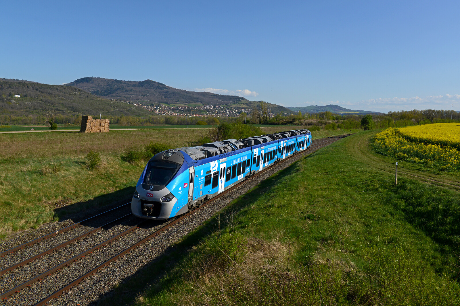 B 84643 der SNCF (Société Nationale des Chemins de fer Français) zwischen Les Martres-de-Veyre und Le Cendre Orcet, Frankreich