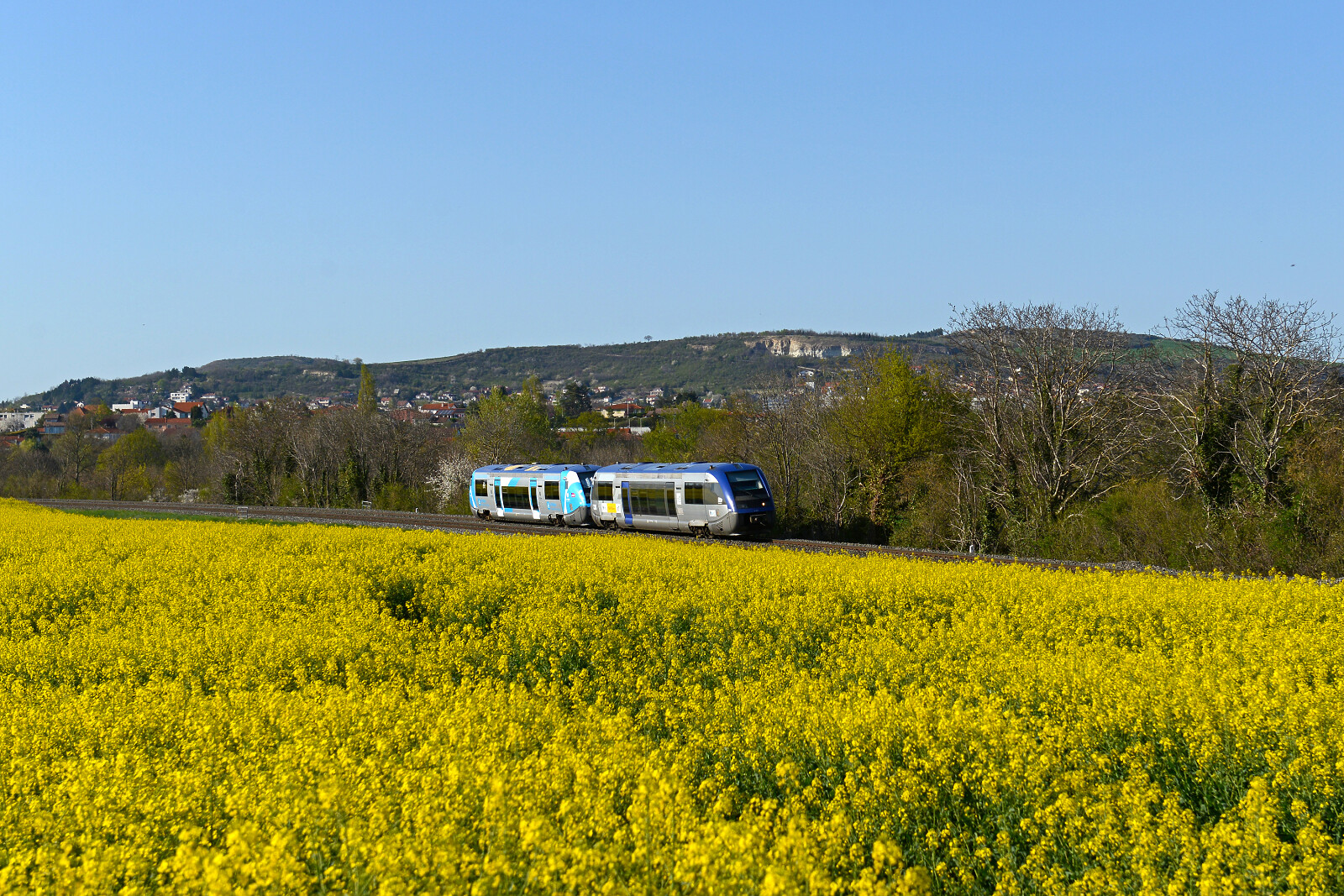 X 73564 der SNCF (Société Nationale des Chemins de fer Français) zwischen Le Cendre Orcet und Les Martres-de-Veyre, Frankreich