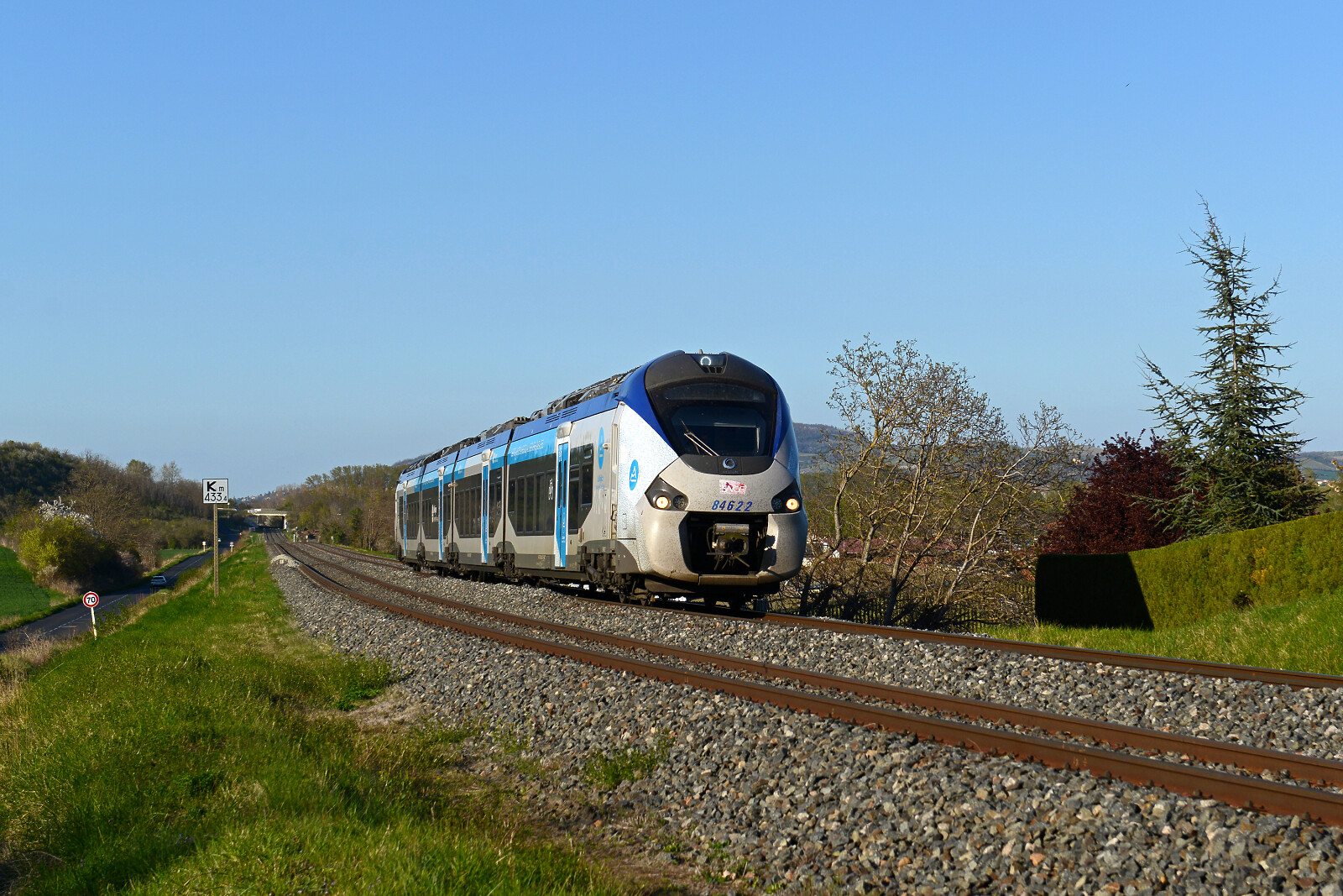 B 84622 der SNCF (Société Nationale des Chemins de fer Français) zwischen Le Cendre Orcet und Les Martres-de-Veyre, Frankreich