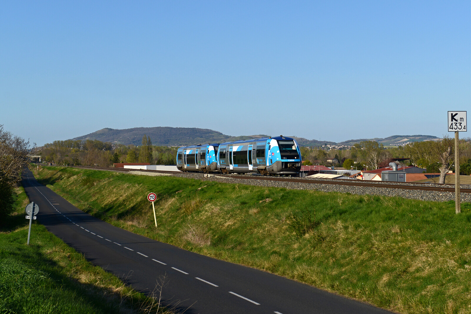 X 73698 der SNCF (Société Nationale des Chemins de fer Français) zwischen Le Cendre Orcet und Les Martres-de-Veyre, Frankreich