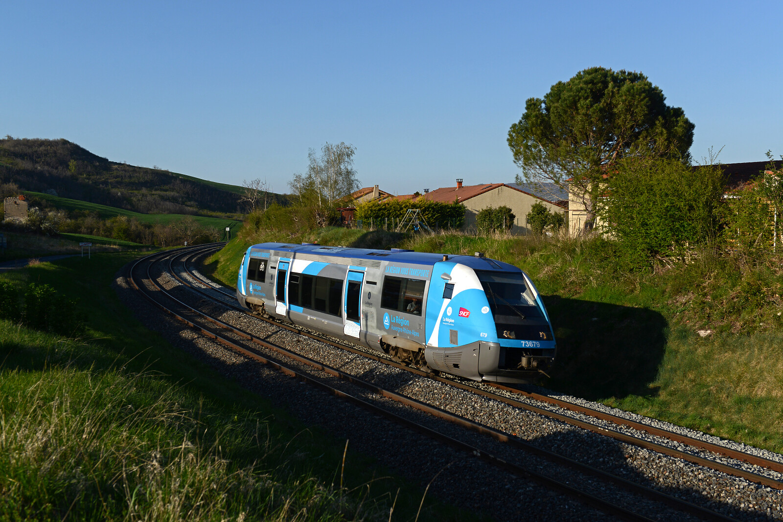 X 73679 der SNCF (Société Nationale des Chemins de fer Français) zwischen Le Cendre Orcet und Les Martres-de-Veyre, Frankreich