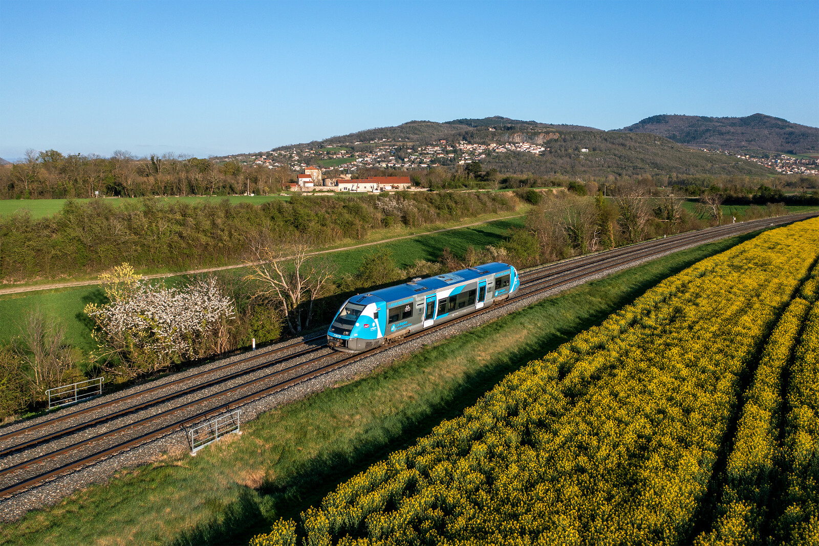 X 73679 der SNCF (Société Nationale des Chemins de fer Français) zwischen Les Martres-de-Veyre und Le Cendre Orcet, Frankreich