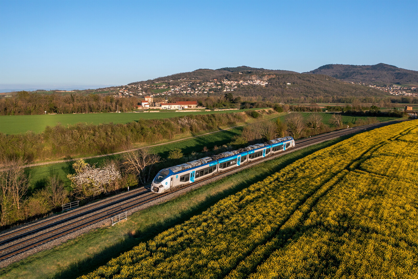 B 84621 der SNCF (Société Nationale des Chemins de fer Français) zwischen Les Martres-de-Veyre und Le Cendre Orcet, Frankreich