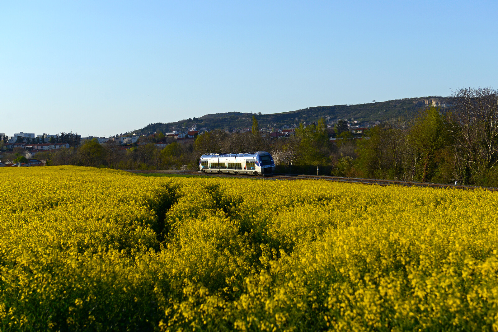 X 76831 der SNCF (Société Nationale des Chemins de fer Français) zwischen Les Martres-de-Veyre und Le Cendre Orcet, Frankreich