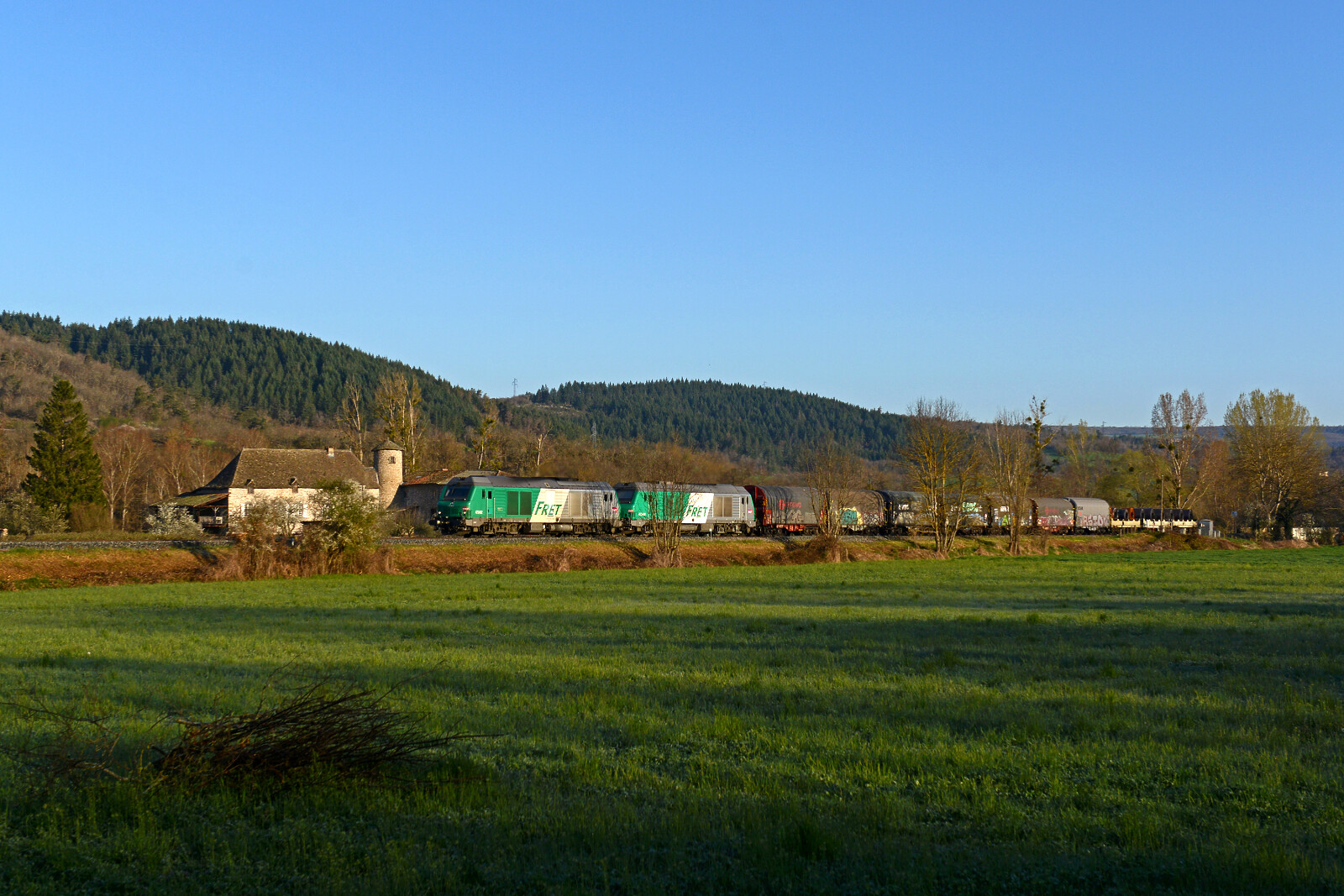 BB 75462 der SNCF (Société Nationale des Chemins de fer Français) zwischen Arvant und Massiac Blesle, Frankreich