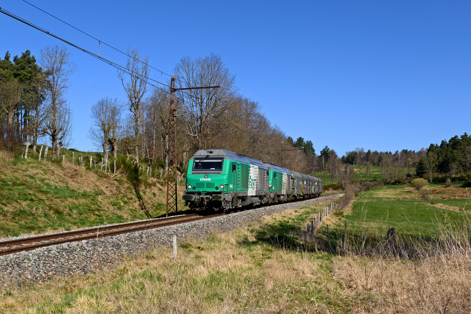 BB 75446 der SNCF (Société Nationale des Chemins de fer Français) zwischen Saint-Flour Chaudes-Aigues und St. Chély d'Apcher, Frankreich