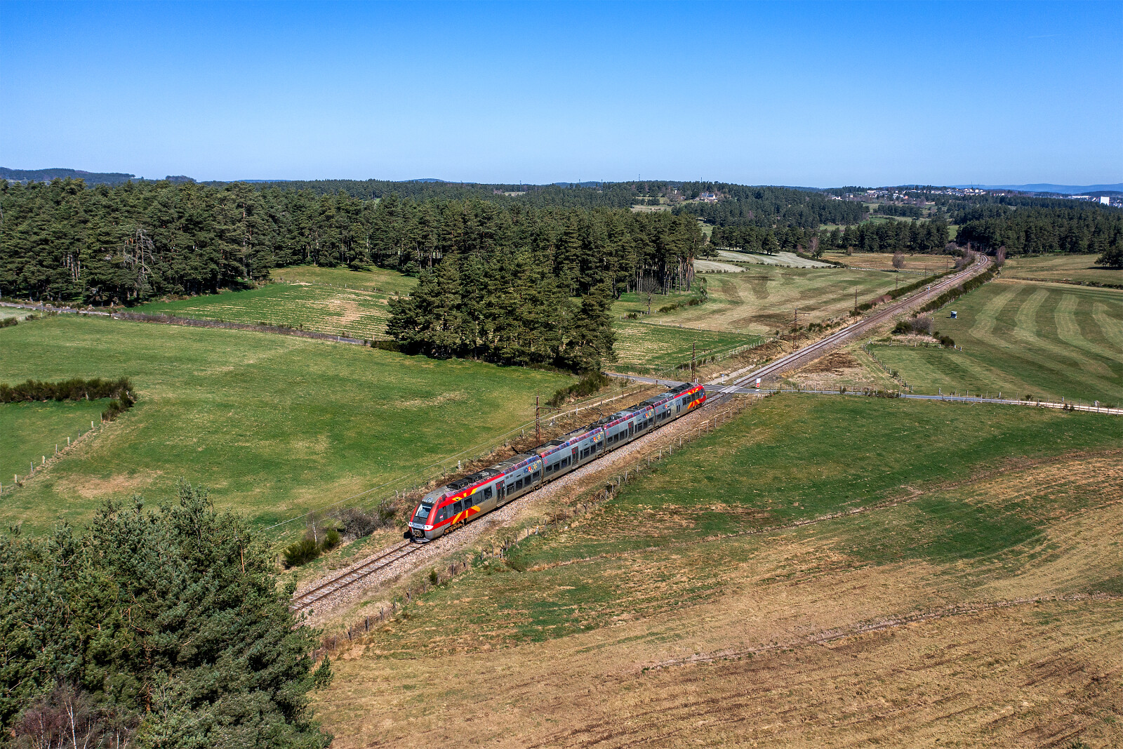 Z 27602 der SNCF (Société Nationale des Chemins de fer Français) zwischen St. Chély d'Apcher und Aumont-Aubrac, Frankreich