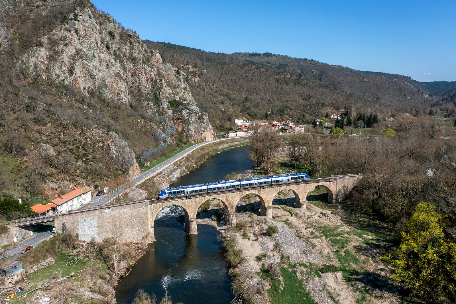 B 81500 der SNCF (Société Nationale des Chemins de fer Français) zwischen Le Puy-en-Velay und Lavoûte-sur-Loire, Frankreich