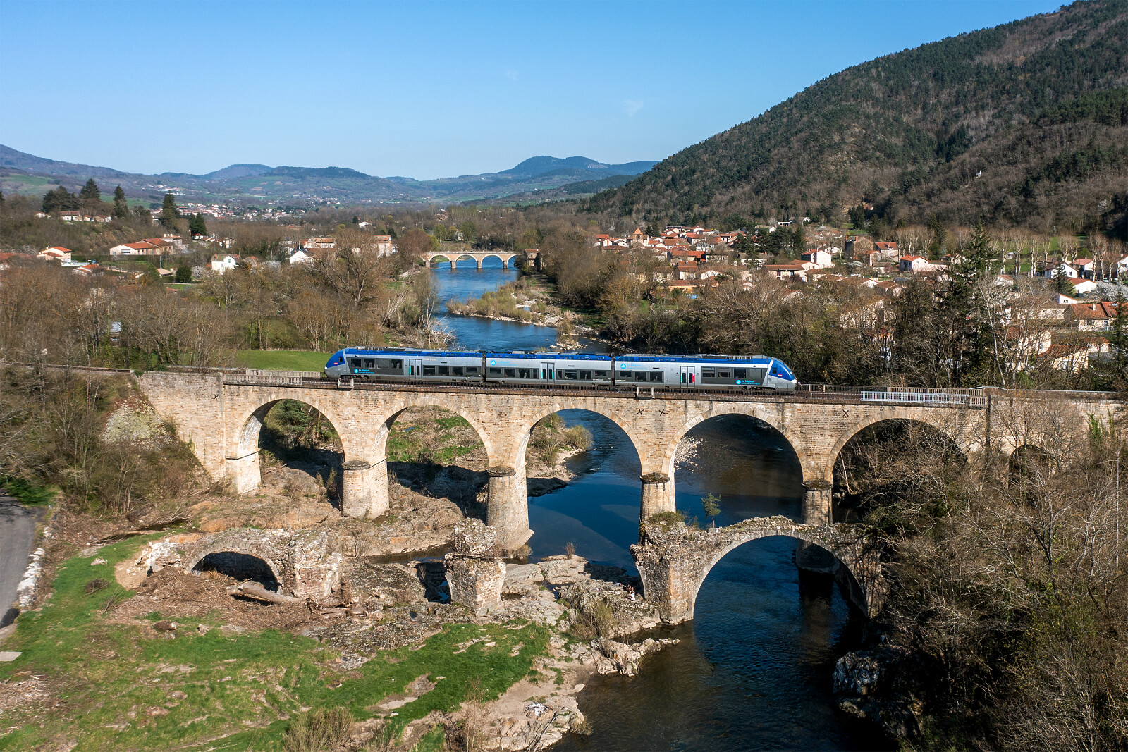 B 81500 der SNCF (Société Nationale des Chemins de fer Français) zwischen Le Puy-en-Velay und Lavoûte-sur-Loire, Frankreich