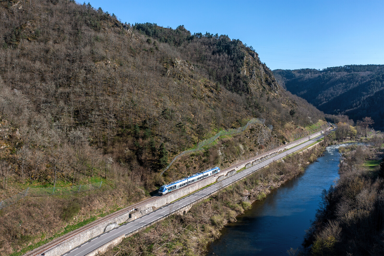 B 81500 der SNCF (Société Nationale des Chemins de fer Français) zwischen Le Puy-en-Velay und Lavoûte-sur-Loire, Frankreich