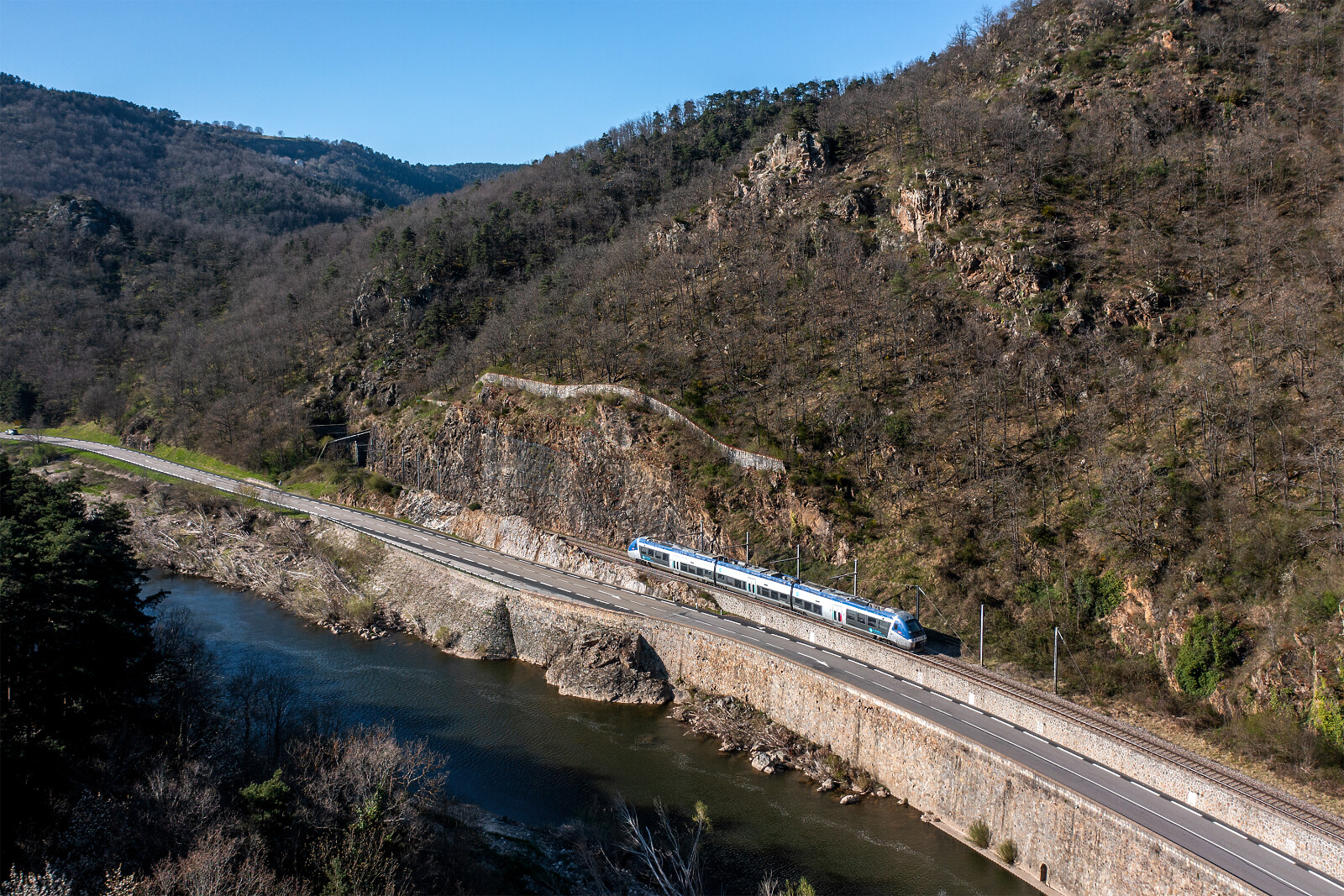 B 81500 der SNCF (Société Nationale des Chemins de fer Français) zwischen Le Puy-en-Velay und Lavoûte-sur-Loire, Frankreich