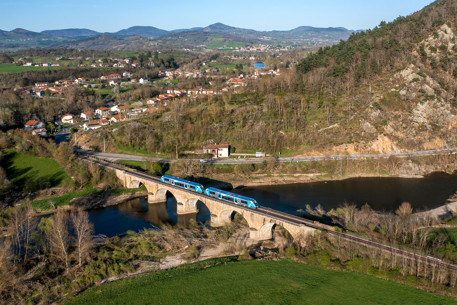 X 73500 der SNCF (Société Nationale des Chemins de fer Français) zwischen Le Puy-en-Velay und Lavoûte-sur-Loire, Frankreich