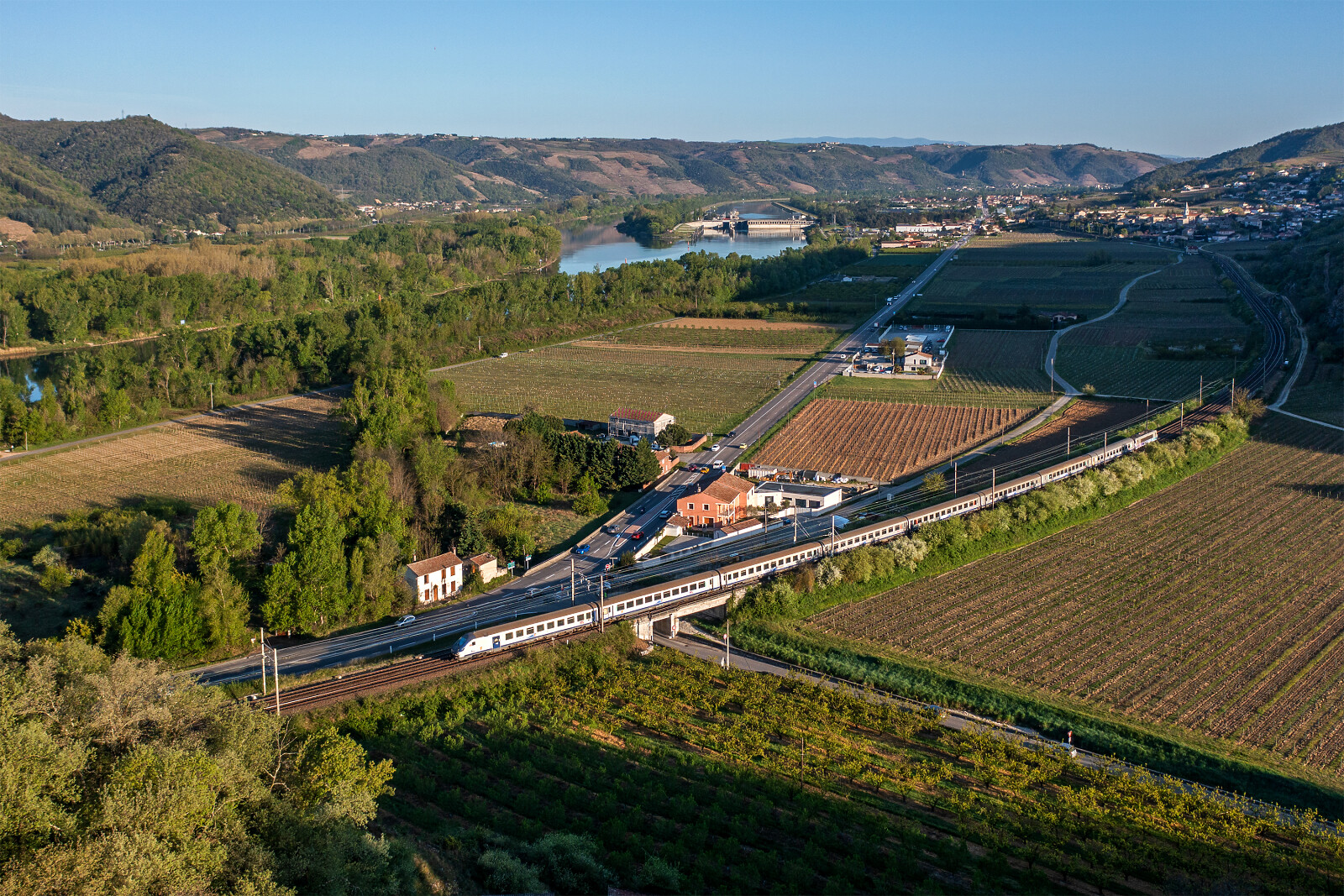 B5uxh TER 200 der SNCF (Société Nationale des Chemins de fer Français) zwischen Saint-Vallier sur Rhône und Tain l'Hermitage Tournon, Frankreich