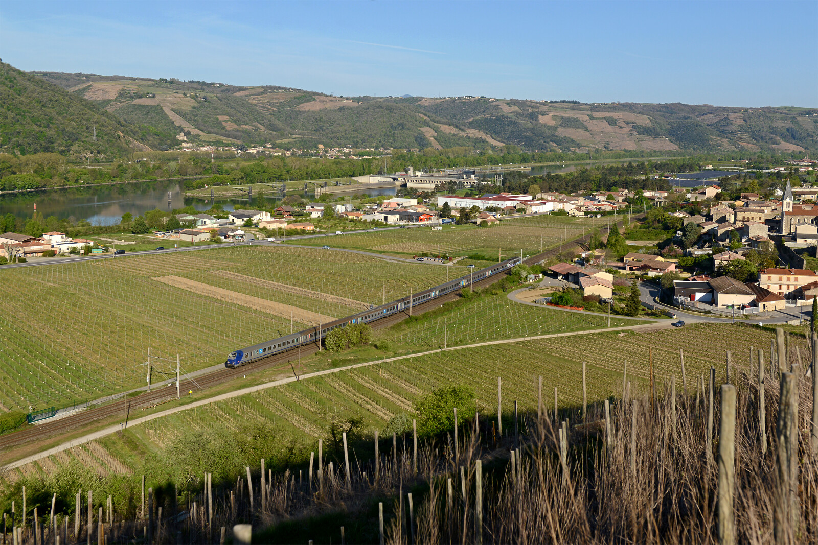 B5uxh TER 200 der SNCF (Société Nationale des Chemins de fer Français) zwischen Tain l'Hermitage Tournon und Saint-Vallier sur Rhône, Frankreich