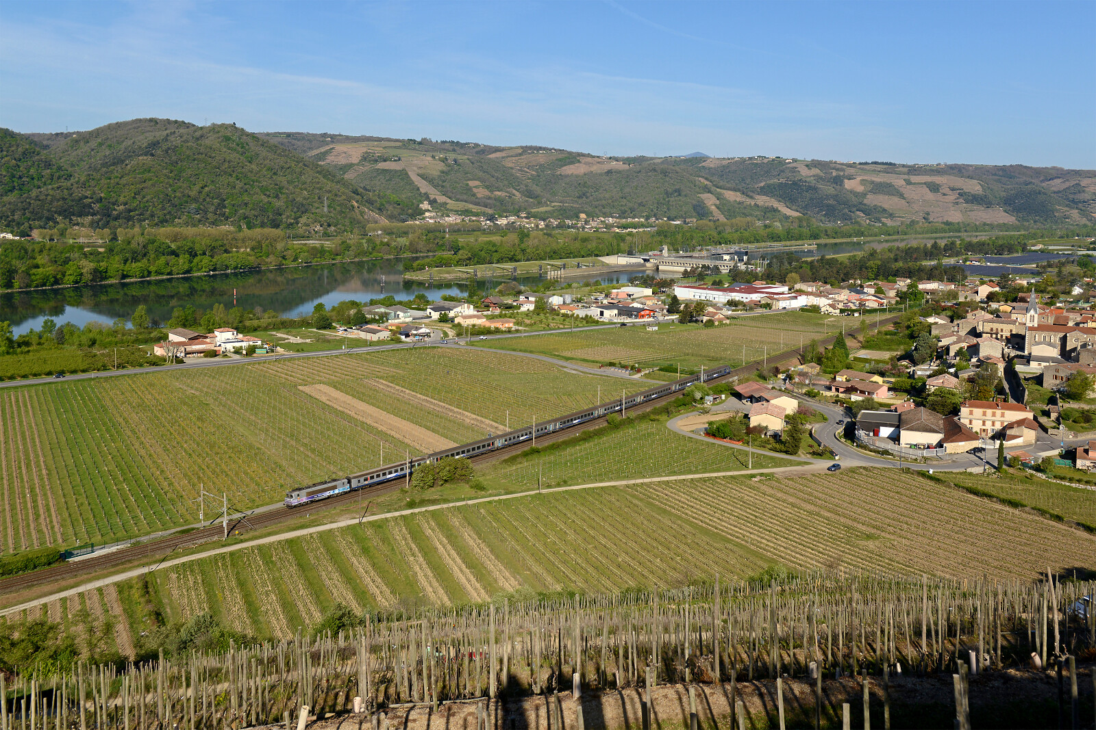 BB 22200 der SNCF (Société Nationale des Chemins de fer Français) zwischen Saint-Vallier sur Rhône und Tain l'Hermitage Tournon, Frankreich