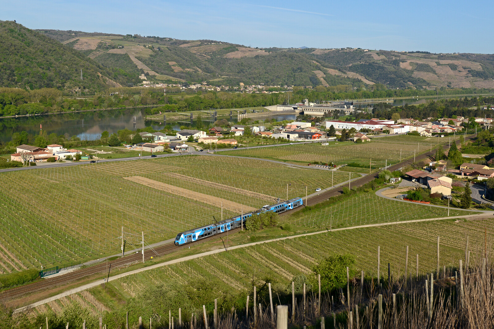 Z 56300 "Regio 2N" der SNCF (Société Nationale des Chemins de fer Français) zwischen Saint-Vallier sur Rhône und Tain l'Hermitage Tournon, Frankreich
