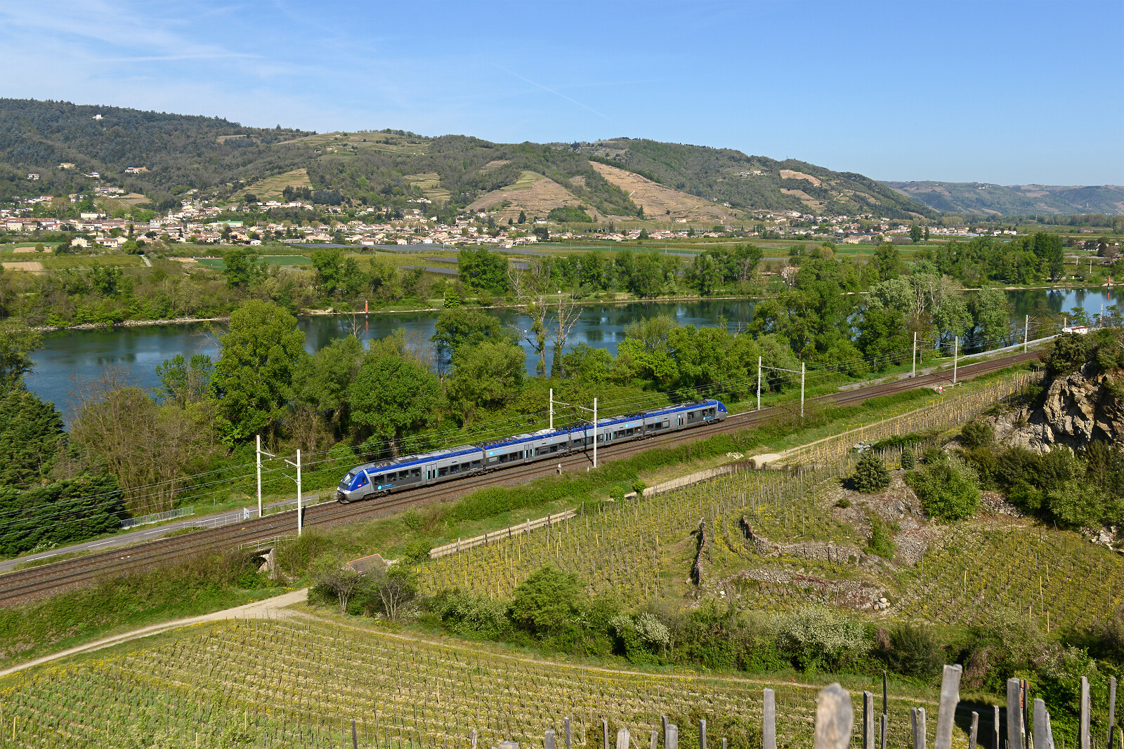 B 82500 der SNCF (Société Nationale des Chemins de fer Français) zwischen Tain l'Hermitage Tournon und Saint-Vallier sur Rhône, Frankreich