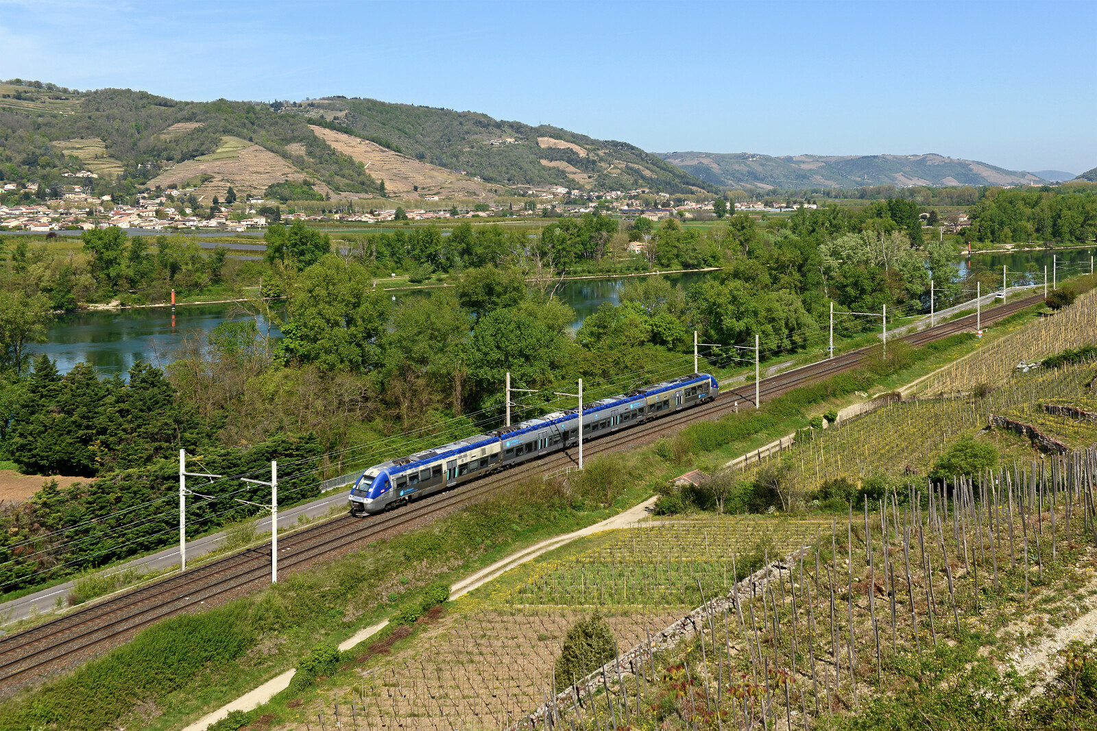 B 82574 der SNCF (Société Nationale des Chemins de fer Français) zwischen Tain l'Hermitage Tournon und Saint-Vallier sur Rhône, Frankreich