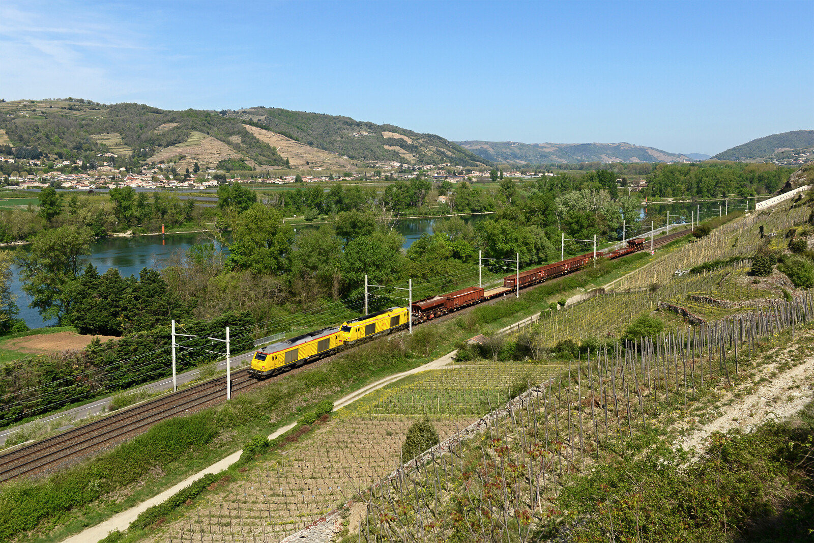 BB 75009 der SNCF (Société Nationale des Chemins de fer Français) zwischen Saint-Vallier sur Rhône und Tain l'Hermitage Tournon, Frankreich