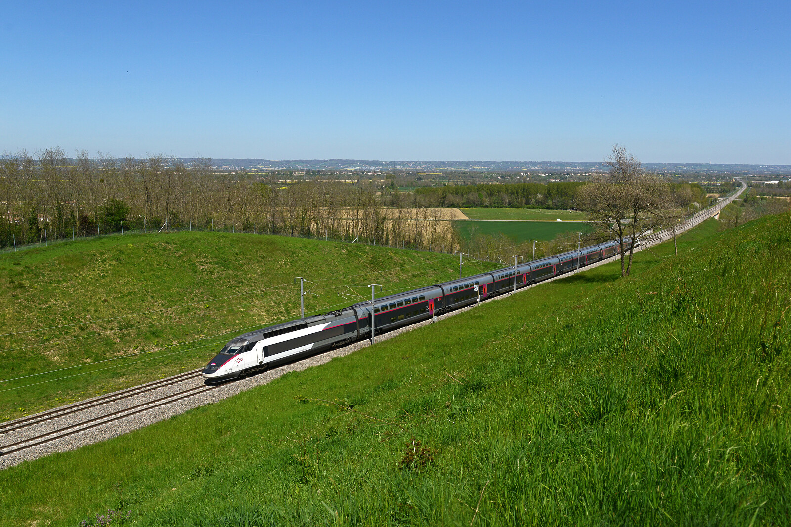 TGV Réseau Duplex 604 der SNCF (Société Nationale des Chemins de fer Français) in Saint-Sorlin-en-Valloire, Frankreich
