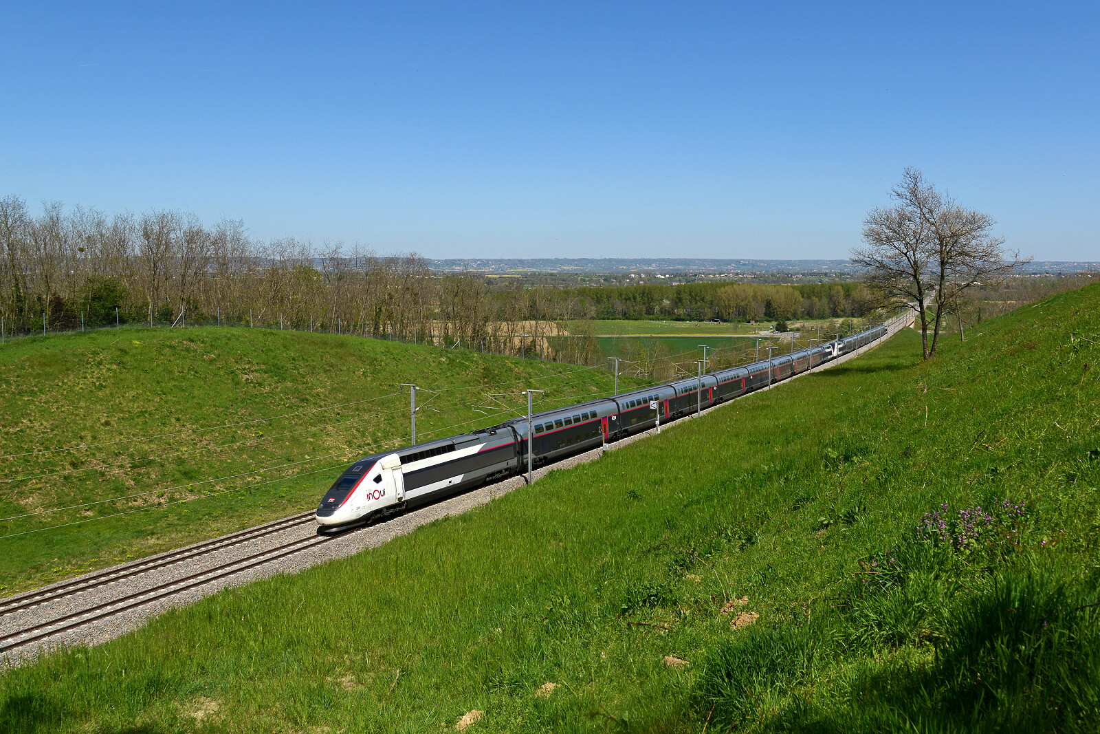 TGV Duplex 294 der SNCF (Société Nationale des Chemins de fer Français) in Saint-Sorlin-en-Valloire, Frankreich