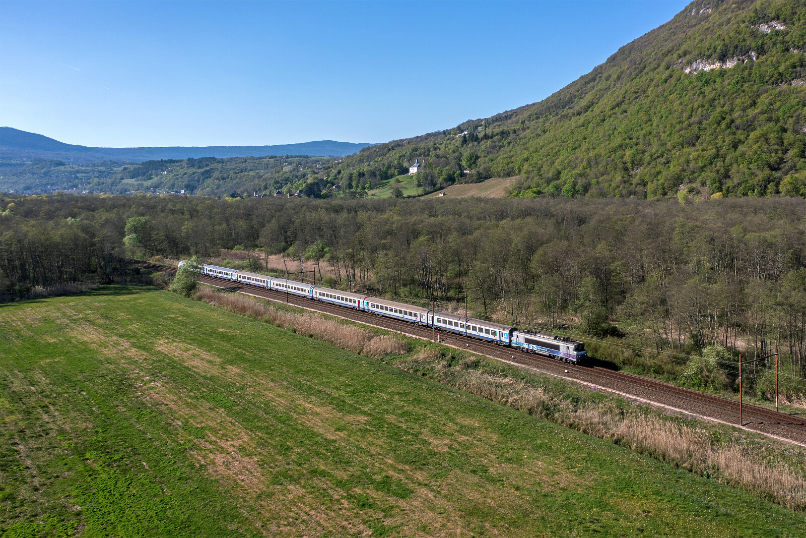 BB 22134 der SNCF (Société Nationale des Chemins de fer Français) zwischen Culoz und Virieu le Grand Belley, Frankreich
