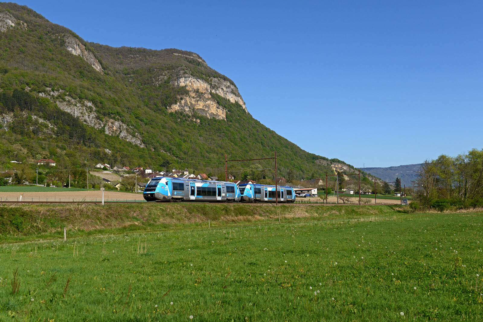 X 73643 der SNCF (Société Nationale des Chemins de fer Français) zwischen Culoz und Virieu le Grand Belley, Frankreich