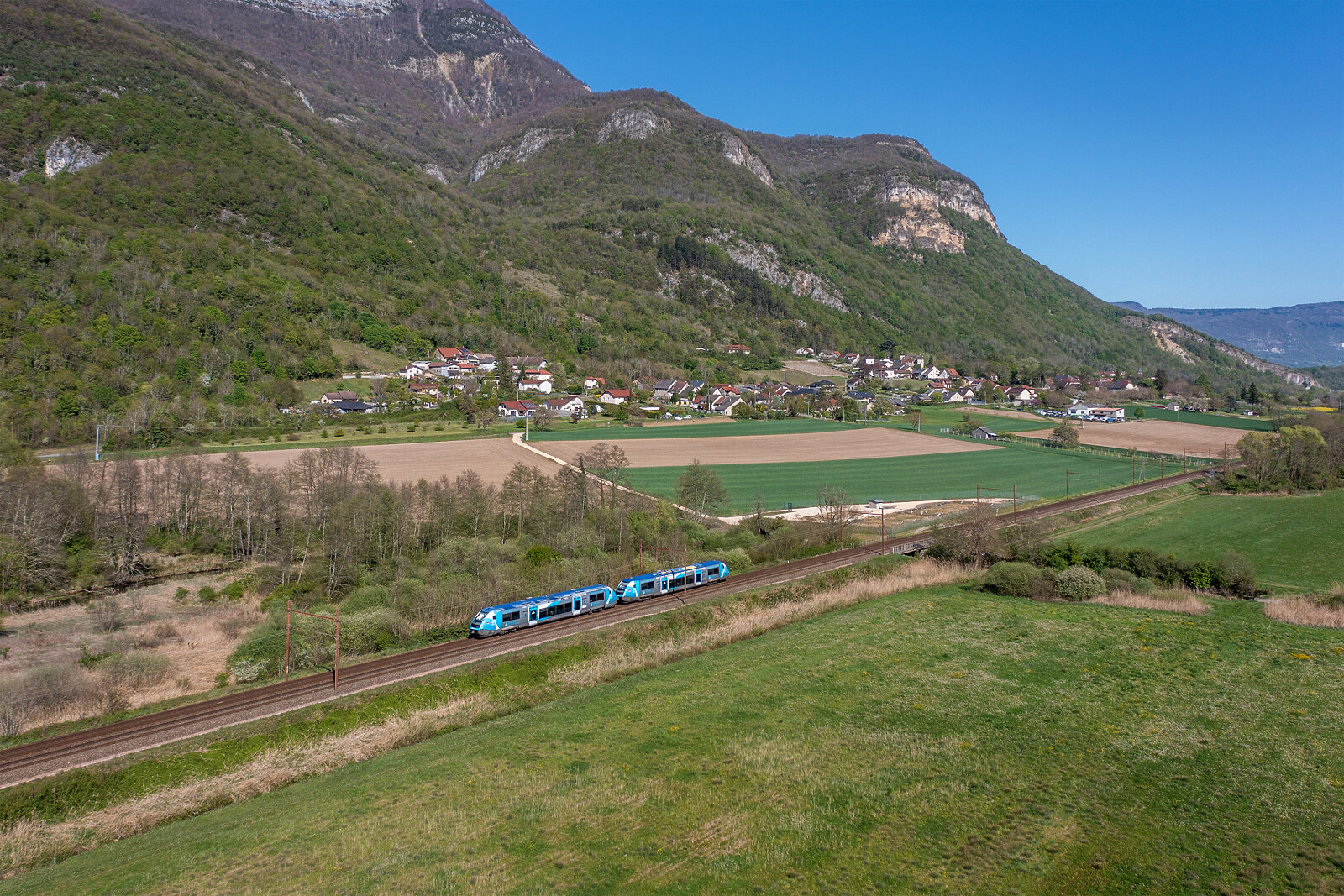 X 73643 der SNCF (Société Nationale des Chemins de fer Français) zwischen Culoz und Virieu le Grand Belley, Frankreich