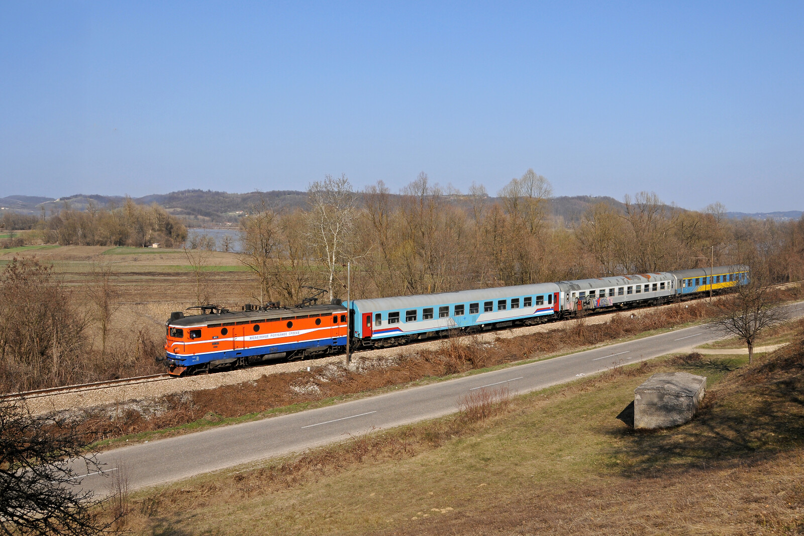 JŽ 441 801 der ŽRS (Željeznice Republike Srpske) zwischen Kostajnica und Donja Vrba, Bosnien und Herzegowina