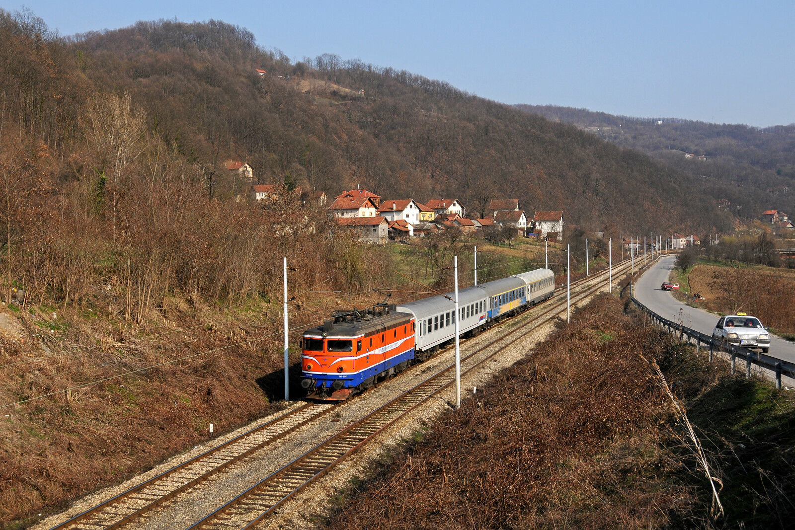 JŽ 441 806 der ŽRS (Željeznice Republike Srpske) zwischen Doboj und Kostajnica, Bosnien und Herzegowina