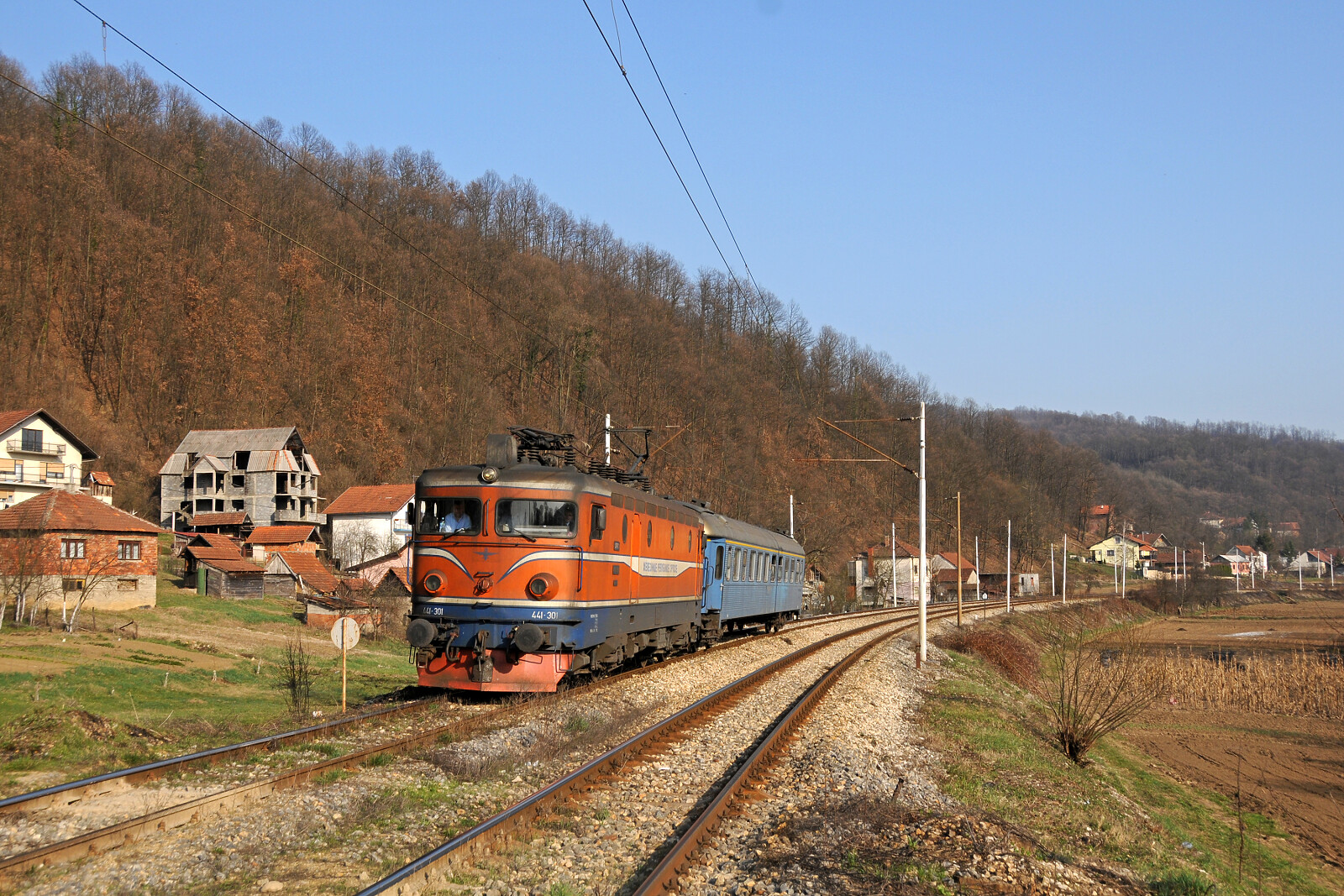 JŽ 441 301 der ŽRS (Željeznice Republike Srpske) zwischen Doboj und Kostajnica, Bosnien und Herzegowina