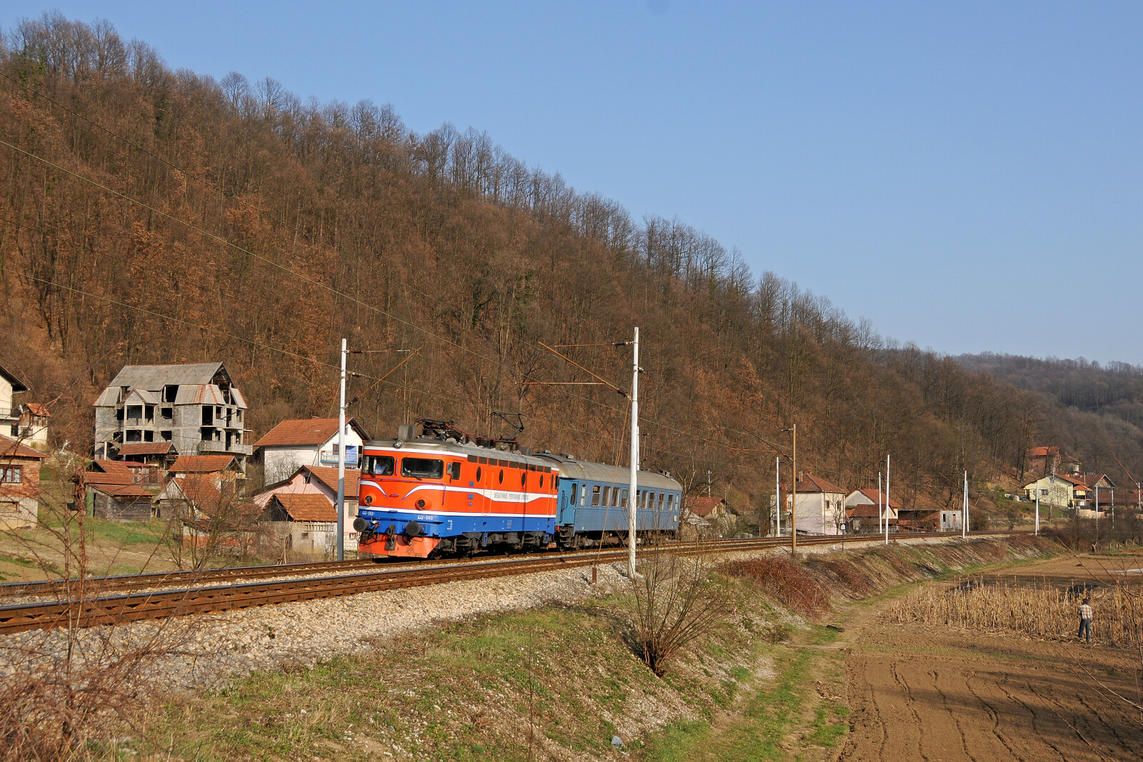 JŽ 441 89 der ŽRS (Željeznice Republike Srpske) zwischen Doboj und Kostajnica, Bosnien und Herzegowina