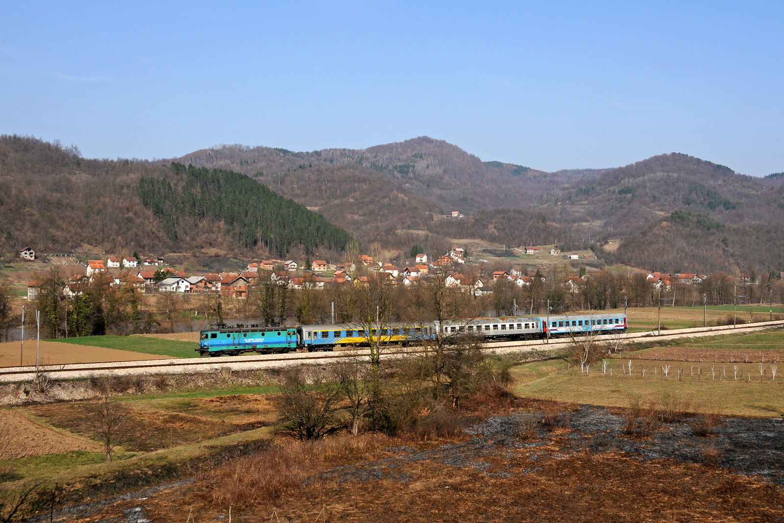 JŽ 441 302 der ŽFBH (Željeznice Federacije Bosne i Hercegovine) zwischen Bradići und Tomići, Bosnien und Herzegowina